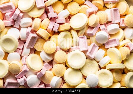Bonbons durs colorés. Délicieux bonbons fruités. Banque D'Images