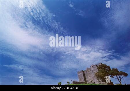 La Rocca Aldobrandesca de Talamone, Grosseto, Toscane, Italie, contre un ciel spectaculaire et pittoresque Banque D'Images