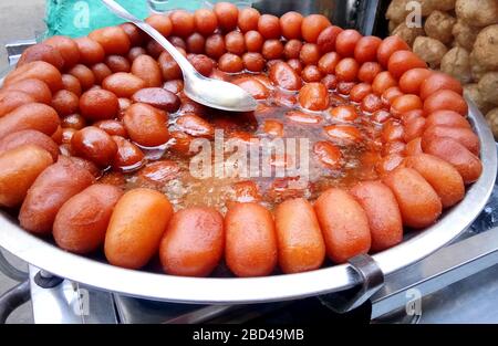 Le sucré indien appelé "gulab jamun" se vend sur le marché local. Banque D'Images