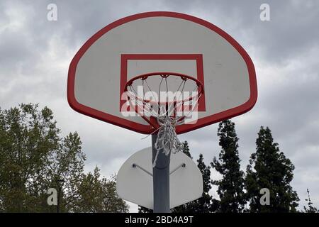 Californie, États-Unis. 05 avril 2020: Terrains de basket-ball avec filets attachés au parc Almansor au milieu de la pandémie mondiale de coronavirus COVID-19, dimanche 5 avril 2020, à Alhambra, Californie, États-Unis. (Photo par IOS/Espa-Images) Banque D'Images