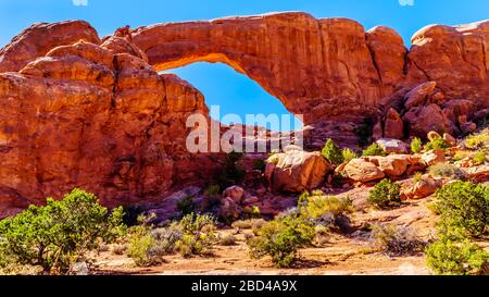 L'arche de fenêtre sud dans la section Windows dans le paysage désertique du parc national d'Arches, Utah, États-Unis Banque D'Images