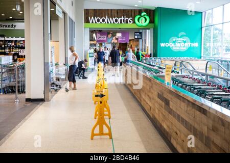 Sydney, Australie. Mardi 7 avril 2020. Les supermarchés australiens ont annoncé et ont commencé à mettre en place des mesures de contrôle de la foule avant le long week-end de Pâques pour s'assurer que les acheteurs de magasins peuvent maintenir des distances sociales lorsqu'ils achètent leurs produits alimentaires, notamment des voies d'entrée et de sortie séparées. Crédit Martin Berry/Alay Live News Banque D'Images