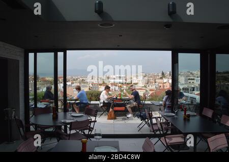 Les touristes s'assoient sur la terrasse du restaurant sur le toit de l'hôtel Athènes était design à Athènes, Grèce. Banque D'Images