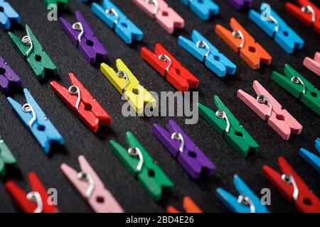 Petits clothespins sur une table noire. Banque D'Images