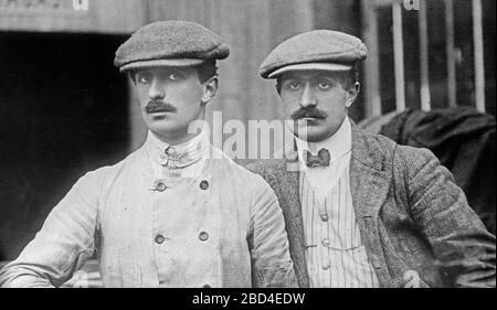 Les frères Voisin, pionniers de l'aviation française. Gabriel Voisin (1880-1973), à gauche, et Charles Voisin (1882-1912), à droite Banque D'Images