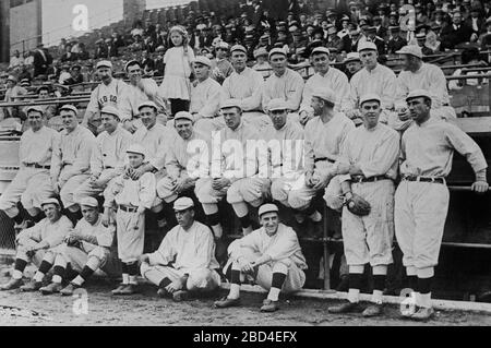 Rangée supérieure (de gauche à droite) : Joseph Quirk (entraîneur), Tris Président, fille non identifiée, Joe Wood, Hick Cady, pink Thomas, Buck O'Brien, Hugh Bradley, Duffy Lewis. Rangée du milieu : Harry Hooper, Bill Carrigan, Steve Yerkes, OLAF Henriksen, Clyde Engle, les Nunamaker, Charlie Hall, Larry Gardner, Ray Collins, Jake Stahl. Première rangée : Heinie Wagner, Hugh Bedient, mascotte, Larry Pape, Marty Krug. Banque D'Images