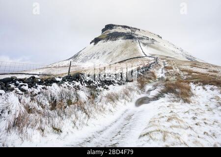 Pen-y-gand dans le parc national du Yorkshire Dales capturé après une chute de neige. Banque D'Images