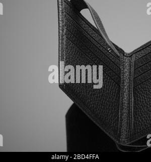 Portefeuille tendance en cuir de créateur pour homme sur fond noir Banque D'Images