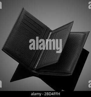 Portefeuille tendance en cuir de créateur pour homme sur fond noir Banque D'Images
