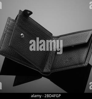 Portefeuille tendance en cuir de créateur pour homme sur fond noir Banque D'Images