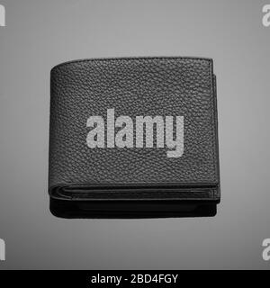 Portefeuille tendance en cuir de créateur pour homme sur fond noir Banque D'Images