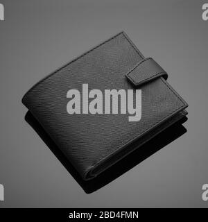 Portefeuille tendance en cuir de créateur pour homme sur fond noir Banque D'Images