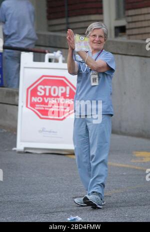 Vancouver, Canada. 6 avril 2020. Un travailleur de la santé reconnaît les applaudissements et les encouragements des personnes extérieures à l'hôpital St. Paul lors de la Journée mondiale de la santé à Vancouver, Canada, le 6 avril 2020. Crédit: Liang Sen/Xinhua/Alay Live News Banque D'Images