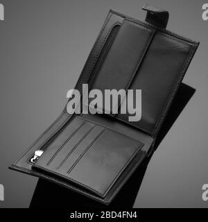 Portefeuille tendance en cuir de créateur pour homme sur fond noir Banque D'Images