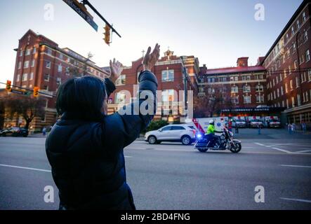 Vancouver, Canada. 6 avril 2020. Une femme applaudit et applaudit les travailleurs de la santé à l'extérieur de l'hôpital St. Paul lors de la Journée mondiale de la santé à Vancouver, Canada, le 6 avril 2020. Crédit: Liang Sen/Xinhua/Alay Live News Banque D'Images