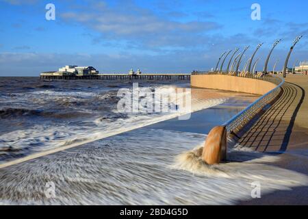 Le North Pier est capturé à partir de la promenade de Blackpool. Banque D'Images