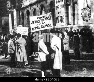 Manifestation contre la bombe atomique dans le film français-italien Prima del diluvio / avant le Deluge CA. 1954 Banque D'Images