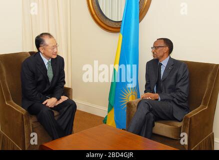 Le candidat du président Obama à la présidence de la Banque mondiale, M. Jim Yong Kim, a rencontré le président rwandais Paul Kagame Banque D'Images