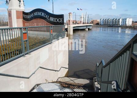 Eaux de crue de la rivière Rouge à Fargo, au ND. Photo prise du Pont commémoratif des anciens combattants, Fargo, ND le 19 mars 2010 Banque D'Images