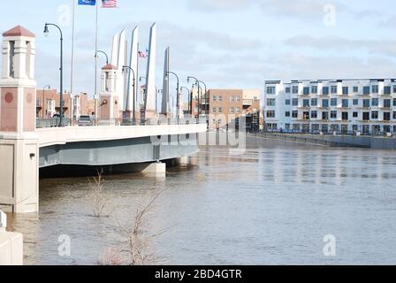 19 mars 2010 - eaux de crue de la rivière Rouge à Fargo, ND. Photo prise du pont commémoratif des anciens combattants, Fargo, ND Banque D'Images