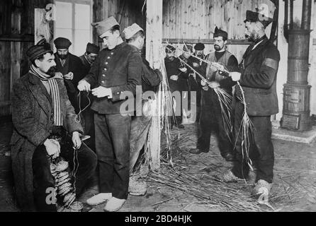 Prisonniers qui font des chaussures de paille au camp de prisonniers de guerre de Zossen, Wünsdorf, Zossen, Allemagne, pendant la première Guerre mondiale CA. 1915 Banque D'Images