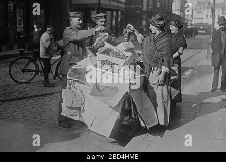 Les soldats allemands achetant des raisins auprès de femmes avec un chariot de rue en Belgique pendant la première Guerre mondiale CA. 1915 Banque D'Images