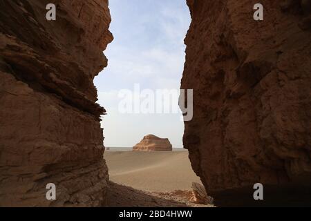 Gansu. 6 avril 2020. La photo prise le 6 avril 2020 montre une vue du parc géologique national du Yadan à Dunhuang, dans le nord-ouest de la province de Gansu en Chine. Crédit: Du Zheyu/Xinhua/Alay Live News Banque D'Images