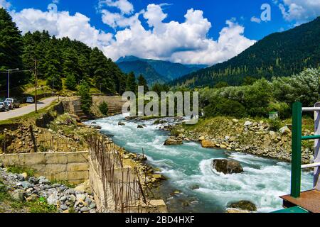 Vue sur une rivière Lidder qui coule à Pahalgam Cachemire Inde. Banque D'Images