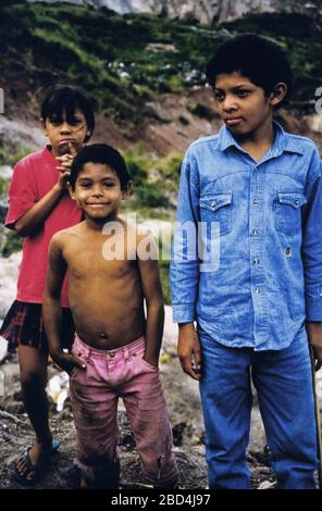 La vie continue pour ces enfants à la suite de l'ouragan Mitch - Tegucigalpa Honduras CA. Novembre 1998 Banque D'Images