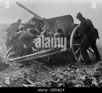 Soldats belges avec un grand canon, pendant le siège d'Anvers par l'armée allemande pendant la première Guerre mondiale CA. 1914 Banque D'Images