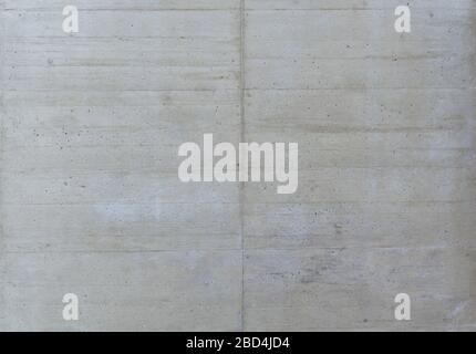 Un mur gris beige en béton fraîchement coulé avec de légères traces de travail de forme Banque D'Images