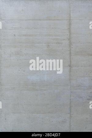 Un mur gris beige en béton fraîchement coulé avec de légères traces de travail de forme Banque D'Images