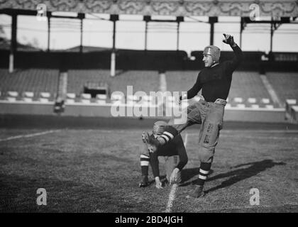 La photographie montre le Quarterback Leslie Russell Clark (classe de 1918) et la moitié gauche du dos Leonard Hulit Norcross (classe de 1918), qui a joué pour l'équipe de football de l'Université Brown lors d'un match contre l'Université Cornell, qui s'est tenu le 24 octobre 1914 au stade Polo (stade Brush) à New York. Banque D'Images