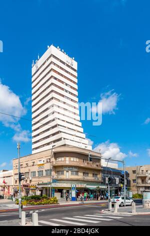 Haifa, Israël - 13 mai 2014 : vue sur le mélange de bâtiments anciens et nouveaux, avec des habitants et des visiteurs, dans le quartier d'Hadar Hacarmel, Haïfa, Israël Banque D'Images