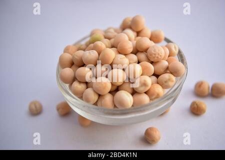 Pois blancs dans UN bol en verre sur fond blanc gros plan photo de gros plan Banque D'Images