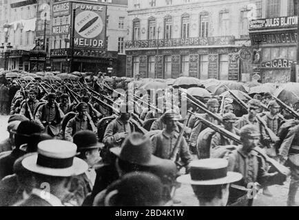 Bruxelles -- allemands crossing Place Charles Rogier, 8/20/14 Banque D'Images