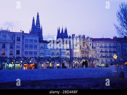 Paseo del Espolon, vue sur la nuit. Burgos, Castille León, Espagne. Banque D'Images