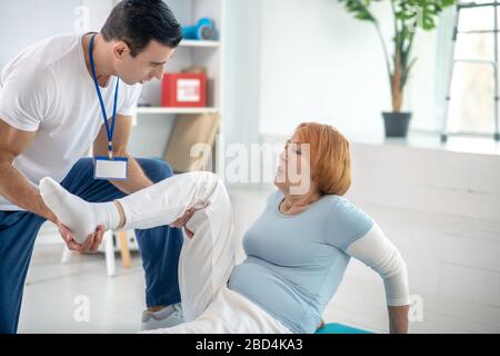 Une femme active aux cheveux rouges effectuant un exercice physique spécial Banque D'Images