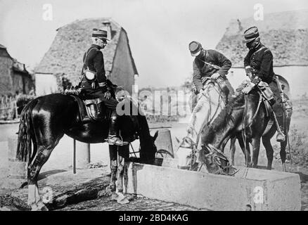 Les officiers français arrosant leurs chevaux pendant la première Guerre mondiale. 1914-1915 Banque D'Images