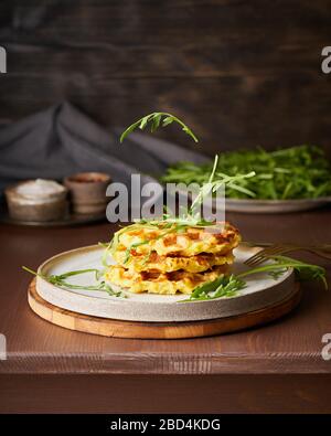 Gaufres belges maison à la pomme de terre avec sauce avocat, roquette volante, mozzarella fromage. Banque D'Images