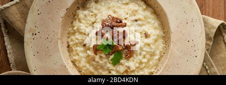 Risoto avec chanterelle champignons dans grande plaque. Longue bannière avec plat italien traditionnel. Banque D'Images