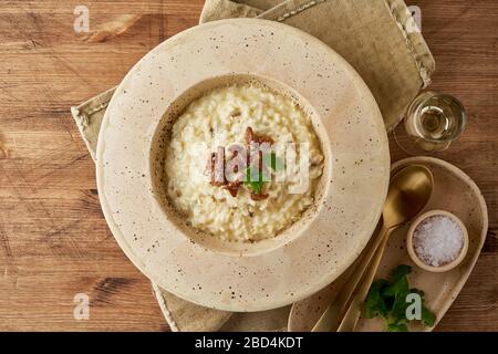 Risoto avec chanterelle champignons dans grande plaque. Vue de dessus, espace de copie Banque D'Images