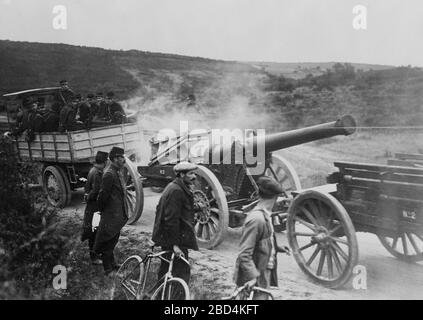 Les soldats français dans un tracteur à moteur qui tire un grand pistolet le long de la route au début de la première Guerre mondiale CA. 1914-1915 Banque D'Images