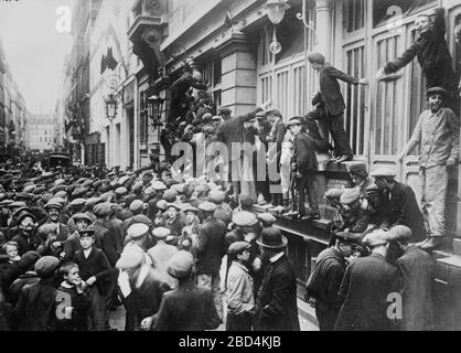 Newsboys attendant les nouvelles au début de la première Guerre mondiale, Paris, France CA. 1914-1915 Banque D'Images