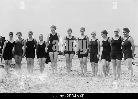 Sophie Frietag, mai Waldis, Elsie Sutan [c.-à-d., Sutton], Rita Greenfield, Millie Bartildes, Mme Anita-cheveux, Barret, Martha Hagstadt Clarabelle, Edna Cole, Mme Lillian Howard Banque D'Images