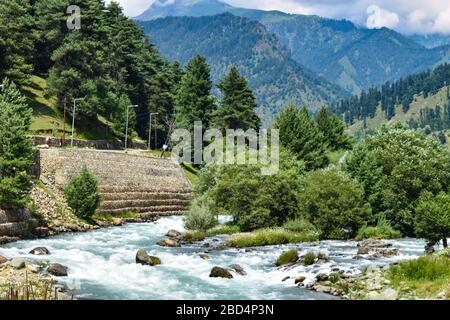 Vue sur une rivière Lidder qui coule à Pahalgam Cachemire Inde. Banque D'Images