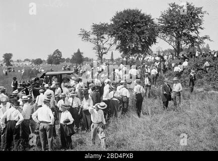 Le général David Edgar faucilles et Mme Wilmerding dans une automobile à la Réunion de Gettysburg (la Grande Réunion) de juillet 1913 Banque D'Images