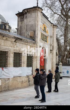 Musulmans qui prient dans la cour de la Mosquée du Sultan Eyup Banque D'Images