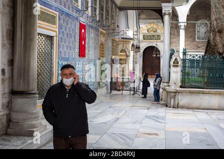 Musulmans qui prient dans la cour de la Mosquée du Sultan Eyup Banque D'Images