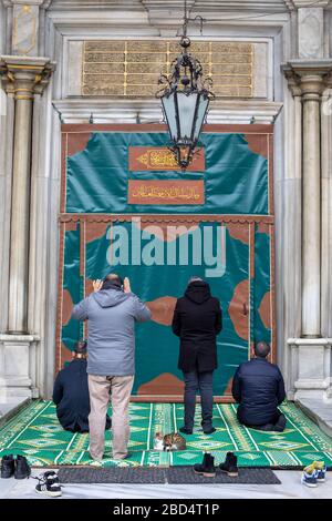 Musulmans qui prient dans la cour de la Mosquée du Sultan Eyup Banque D'Images